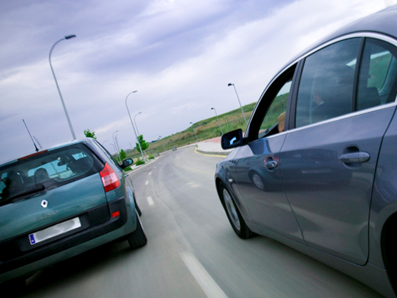 Are you allowed to overtake the green vehicle by passing it on the right?