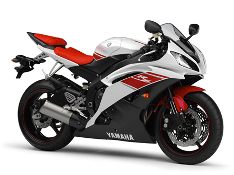 Which lights should motorcycles use during the day?
